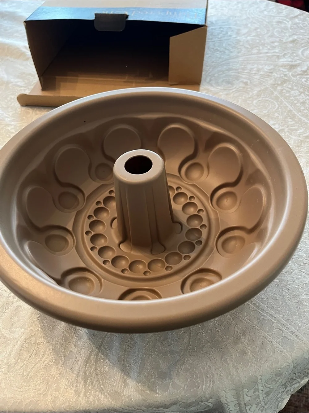 The Pampered Chef Silicone Crown Cake Pan - Tan in EUC!